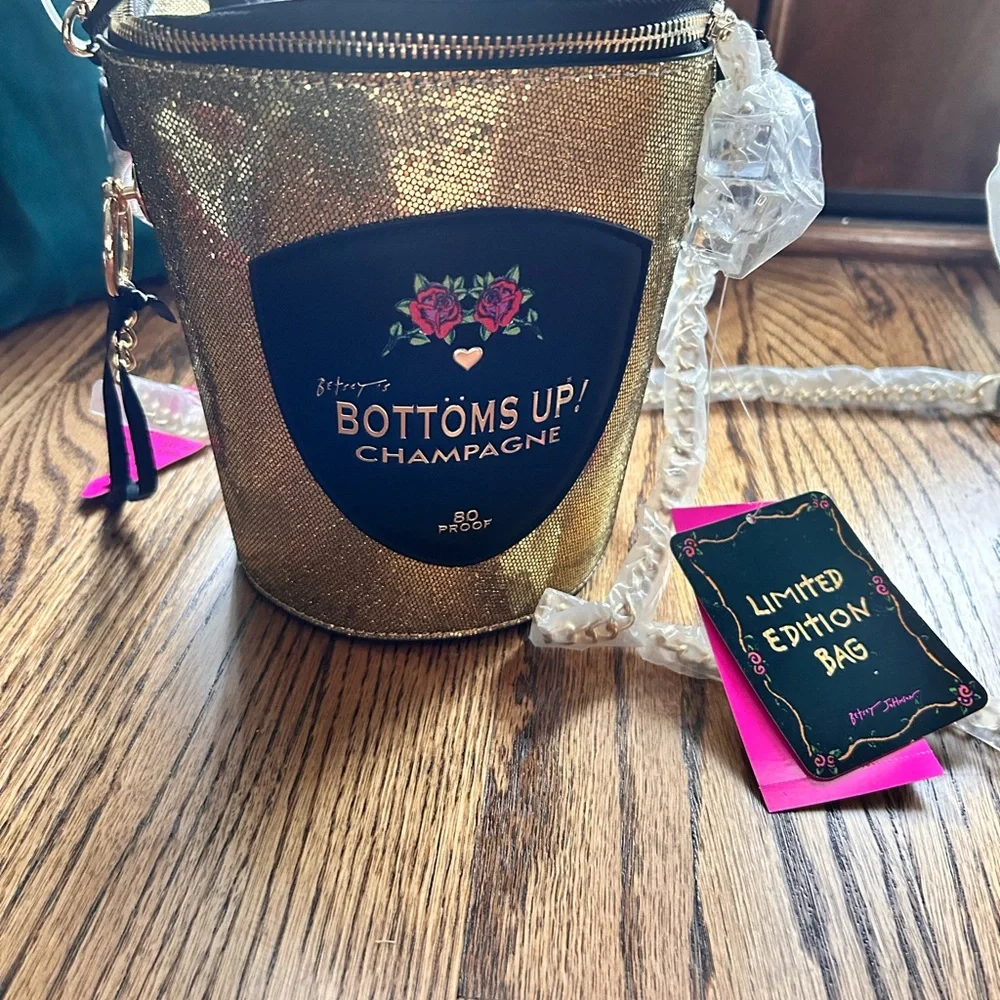 NWT Limited Edition Betsey Johnson Bottoms Up! Gold Champagne Bucket Bag - Picture 3 of 5